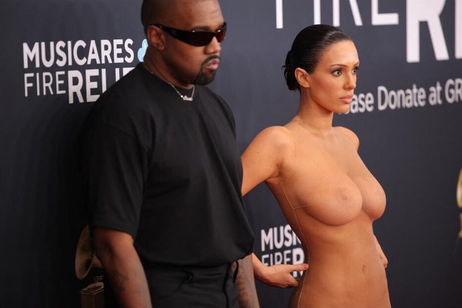 Kanye West e Bianca Censori na passadeira vermelha dos prémios Grammy