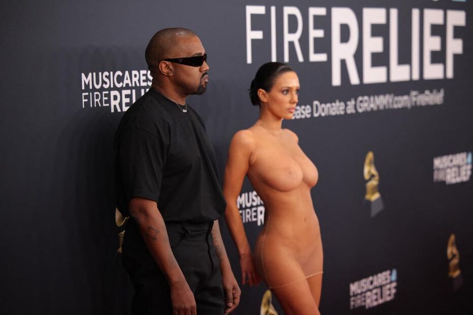 Kanye West e Bianca Censori na passadeira vermelha dos prémios Grammy