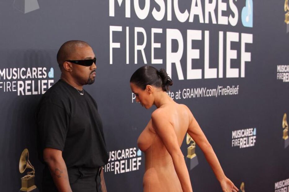 Kanye West e Bianca Censori na passadeira vermelha dos prémios Grammy