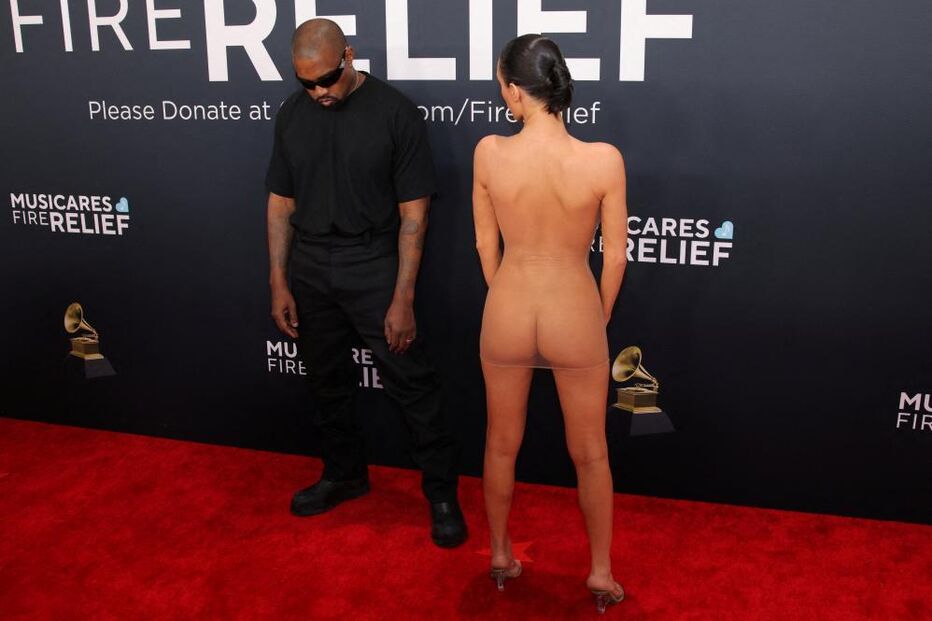 Kanye West e Bianca Censori na passadeira vermelha dos prémios Grammy