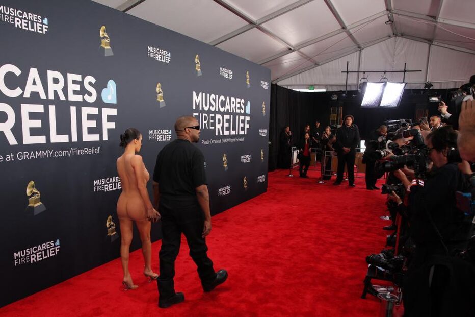 Bianca Censori e Kanye West na passadeira vermelha dos prémios Grammy 