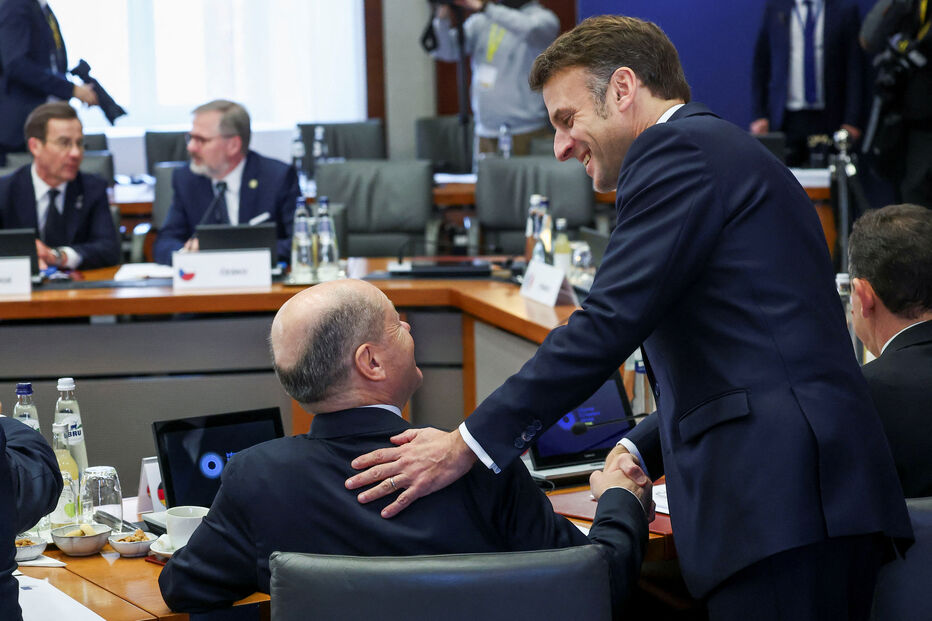 Olaf Scholz e Emmanuel Macron no retiro de líderes da UE