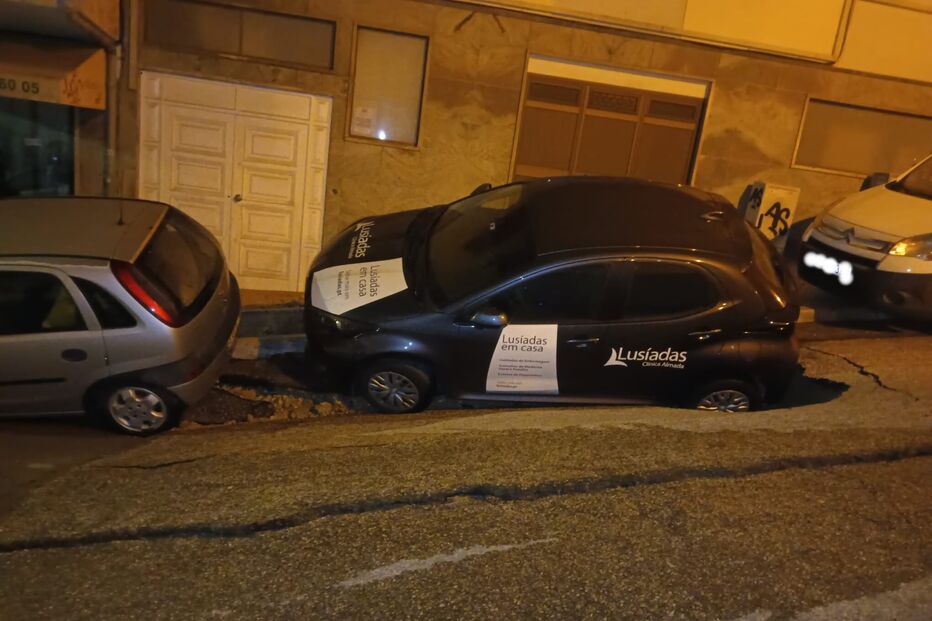 Rutura de água abre buraco em estrada em Almada
