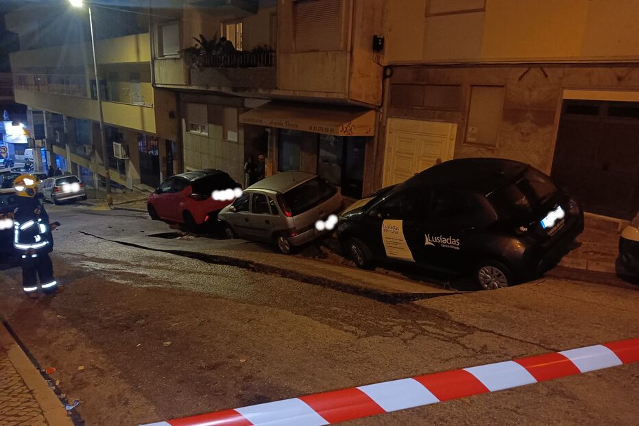 Rutura de água abre buraco em estrada em Almada
