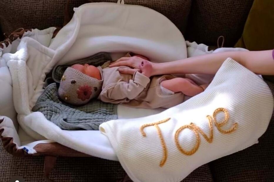 Tove Jane McDowell, filha de Lilly Collins