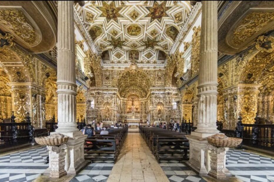 Pelo menos uma pessoa morreu após desabamento de teto de igreja portuguesa em Salvador no Brasil