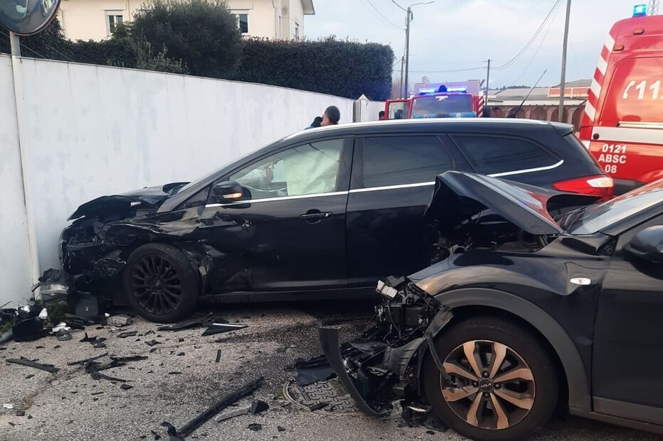 Duas mulheres feridas em colisão em Santa Maria da Feira