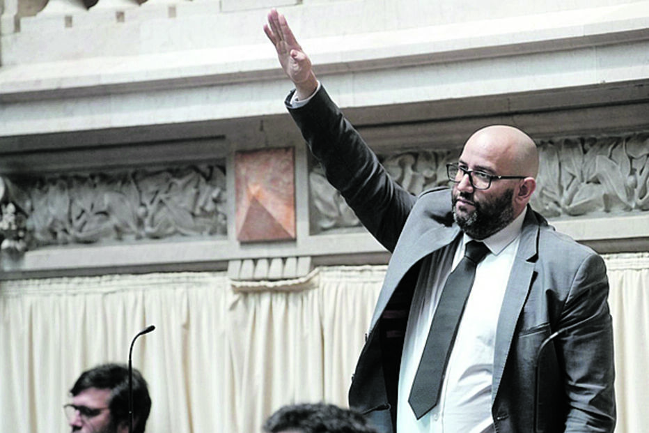 Miguel Arruda faz saudação nazi durante votações no Parlamento