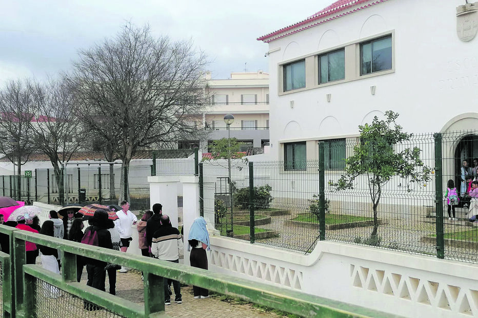 Pais concentraram-se à porta da escola 