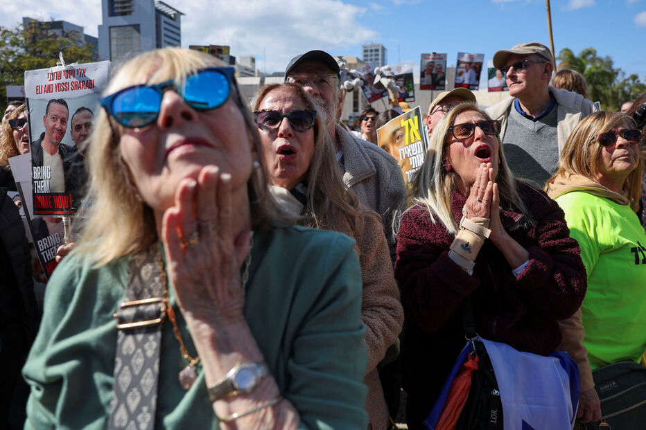 Familiares e amigos dos reféns