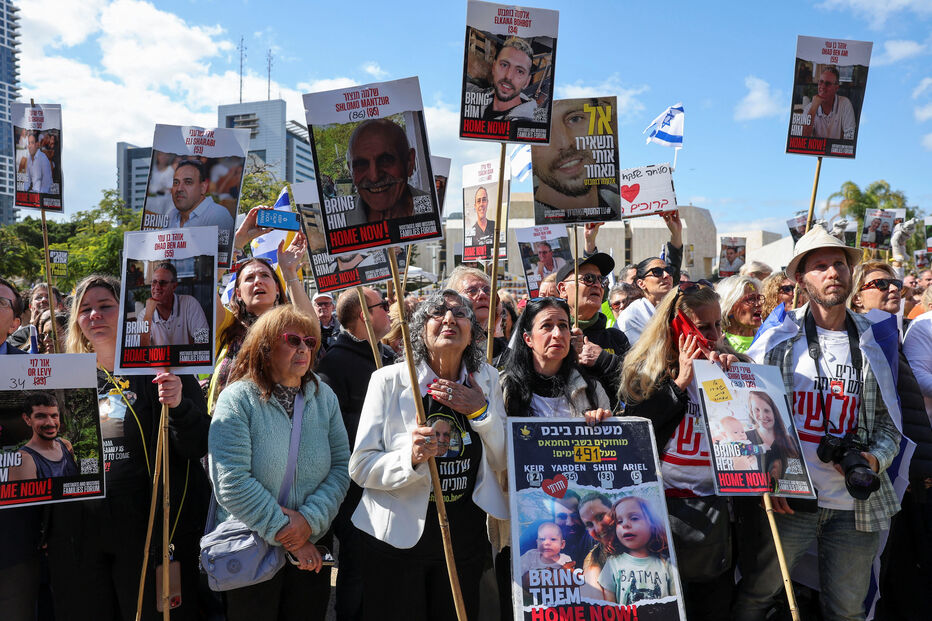 Familiares e amigos dos reféns