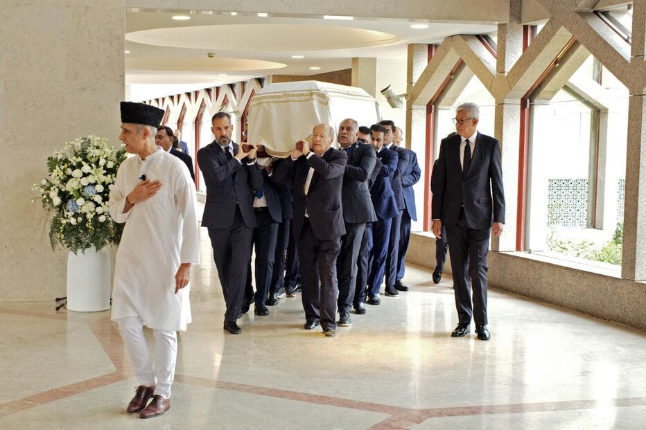 Príncipe Rahim carrega caixão do pai