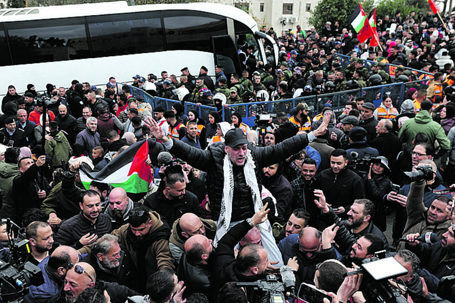 Presos palestinianos recebidos em festa em Ramallah 