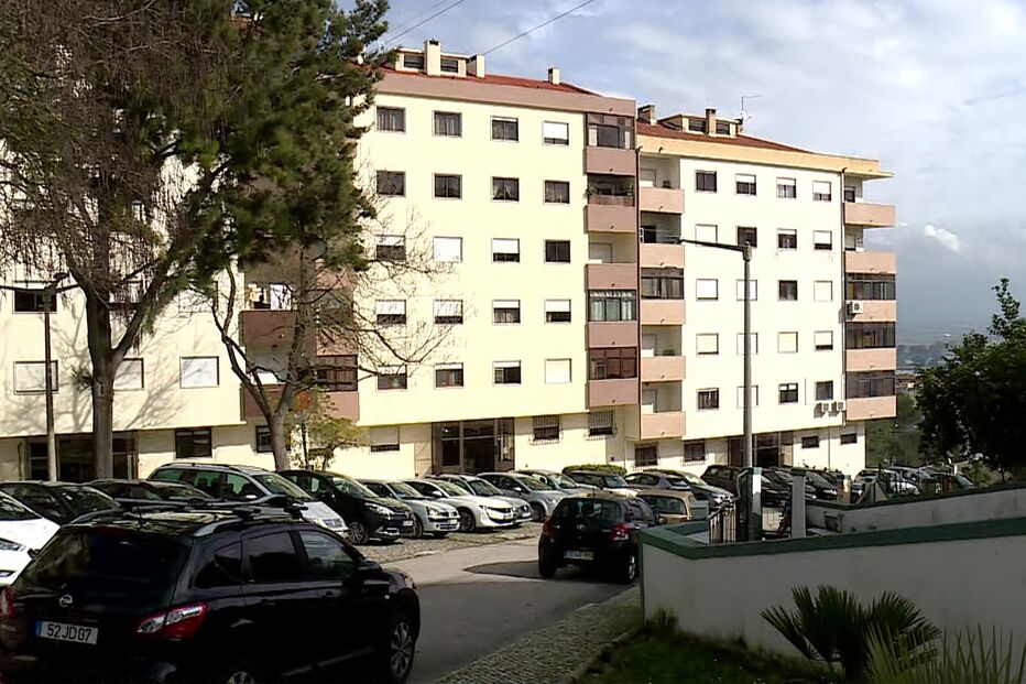 Menino de seis anos morre ao cair pela janela de quarto andar de prédio em Vila Franca de Xira