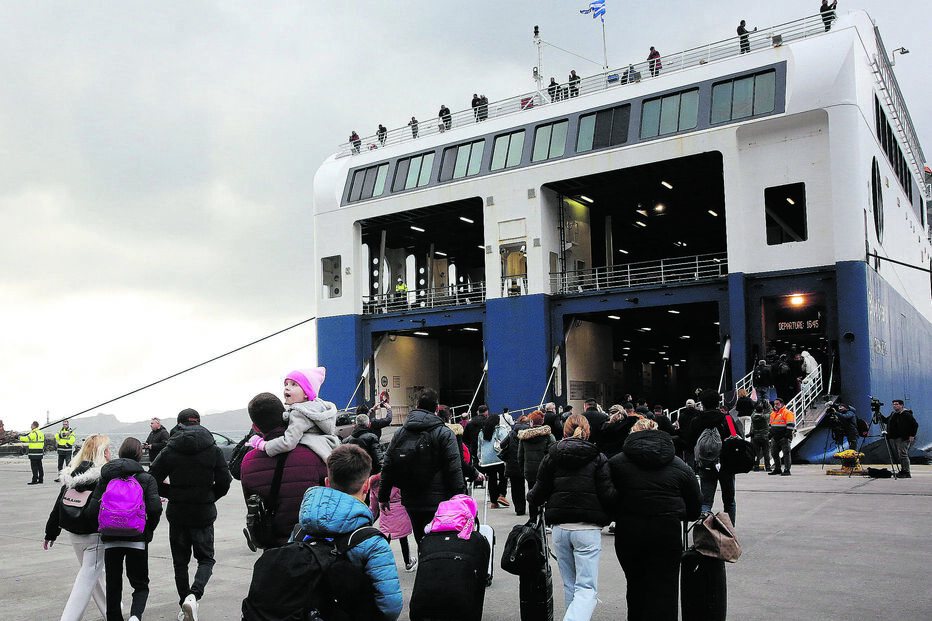 Habitantes e turistas estão a abandonar a ilha de ferry