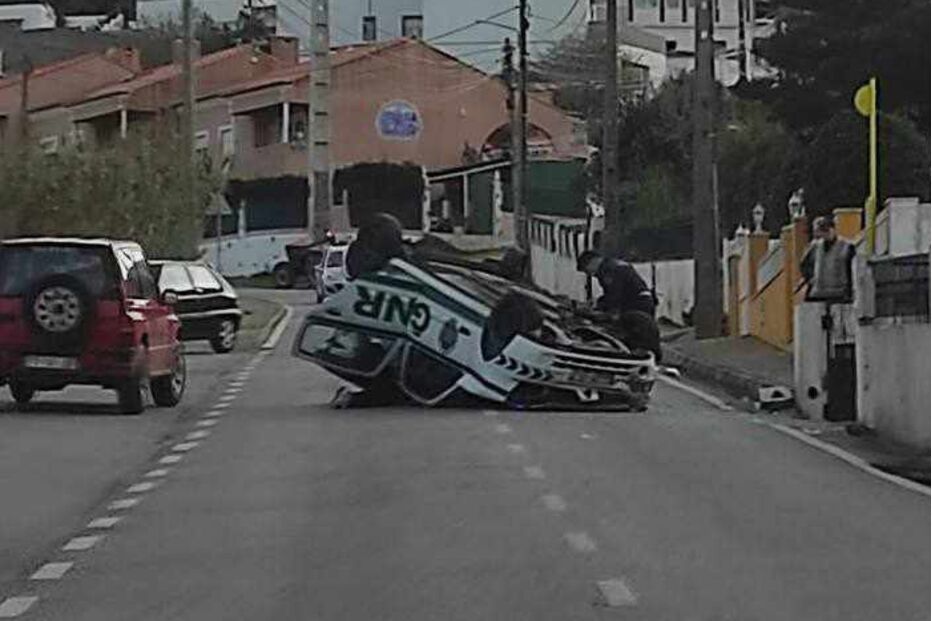 Dois feridos em capotamento de carro da GNR em Mafra