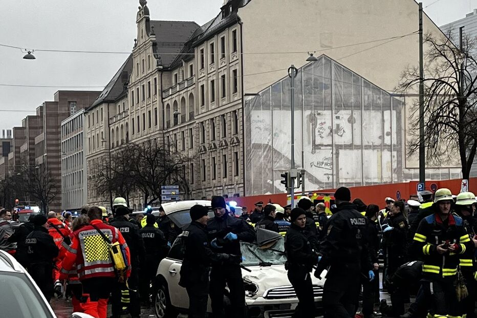 Carro investe contra várias pessoas em Munique.