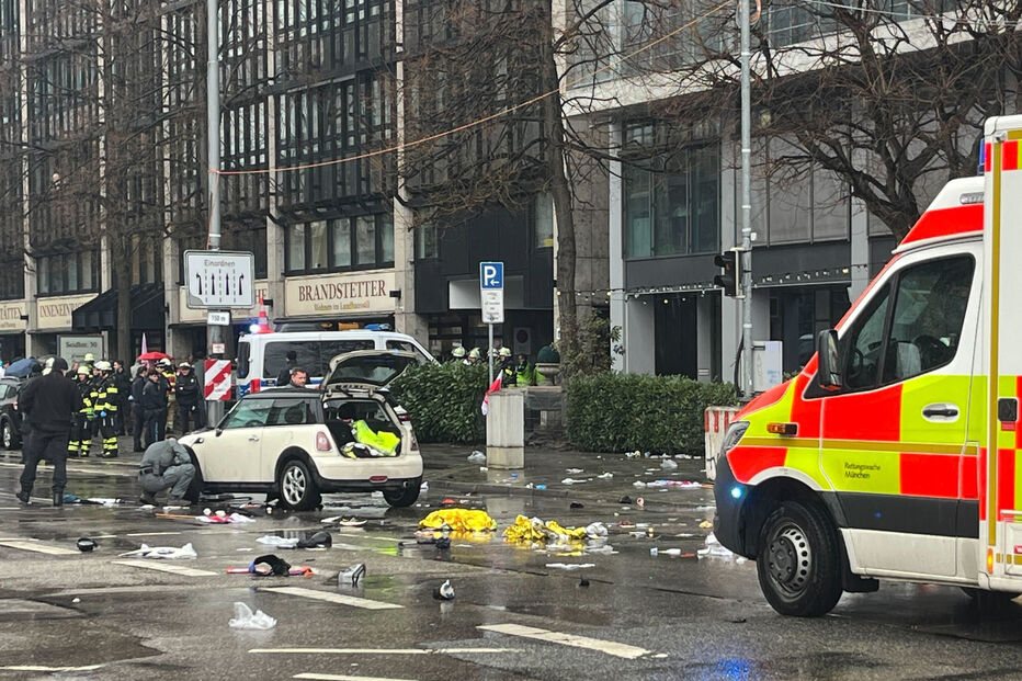 Carro atropela contra várias pessoas em Munique