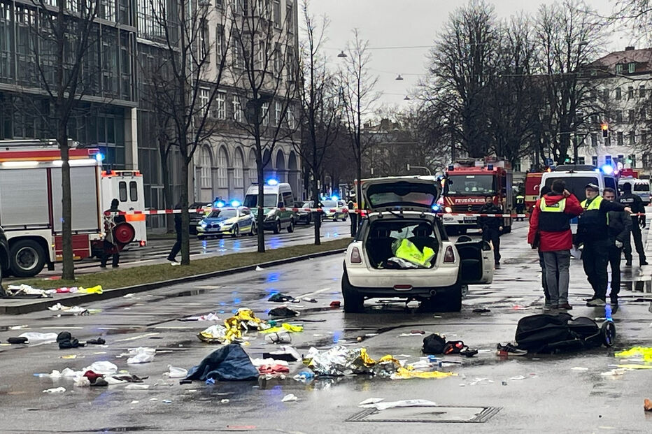 Carro atropela contra várias pessoas em Munique