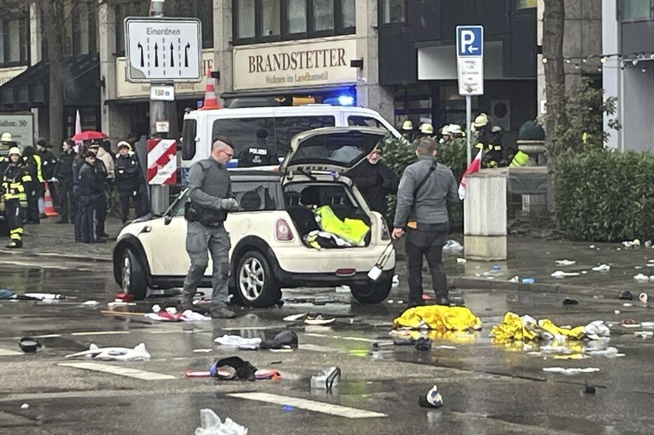 Carro atropela contra várias pessoas em Munique