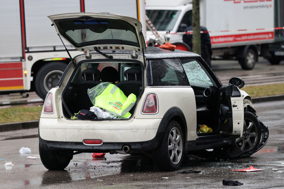 Carro atropela contra várias pessoas em Munique