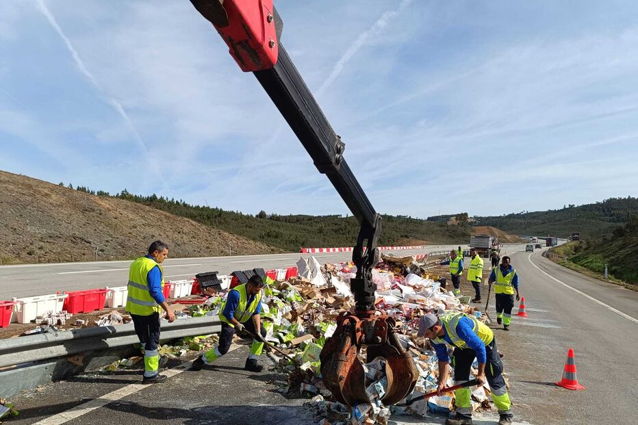 Trânsito sul-norte na A23 condicionado em Santarém por despiste de camião