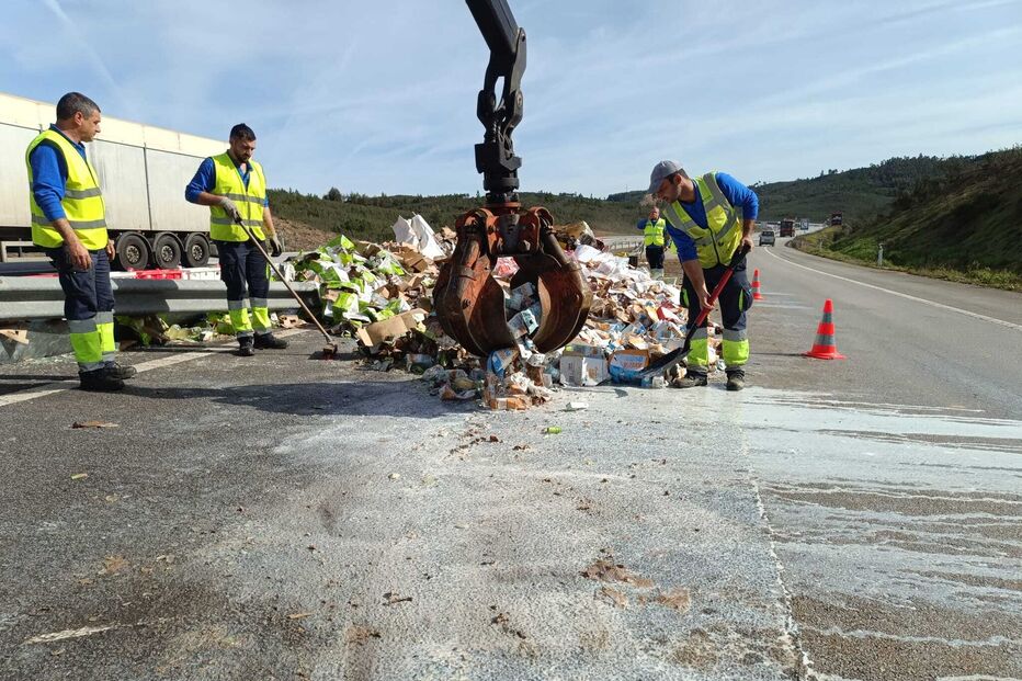 Trânsito sul-norte na A23 condicionado em Santarém por despiste de camião