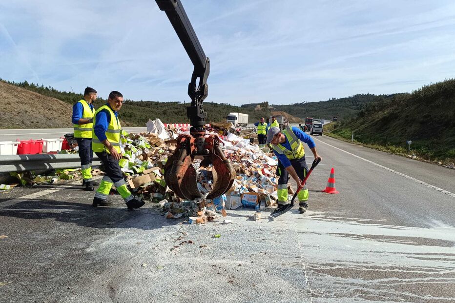 Trânsito sul-norte na A23 condicionado em Santarém por despiste de camião