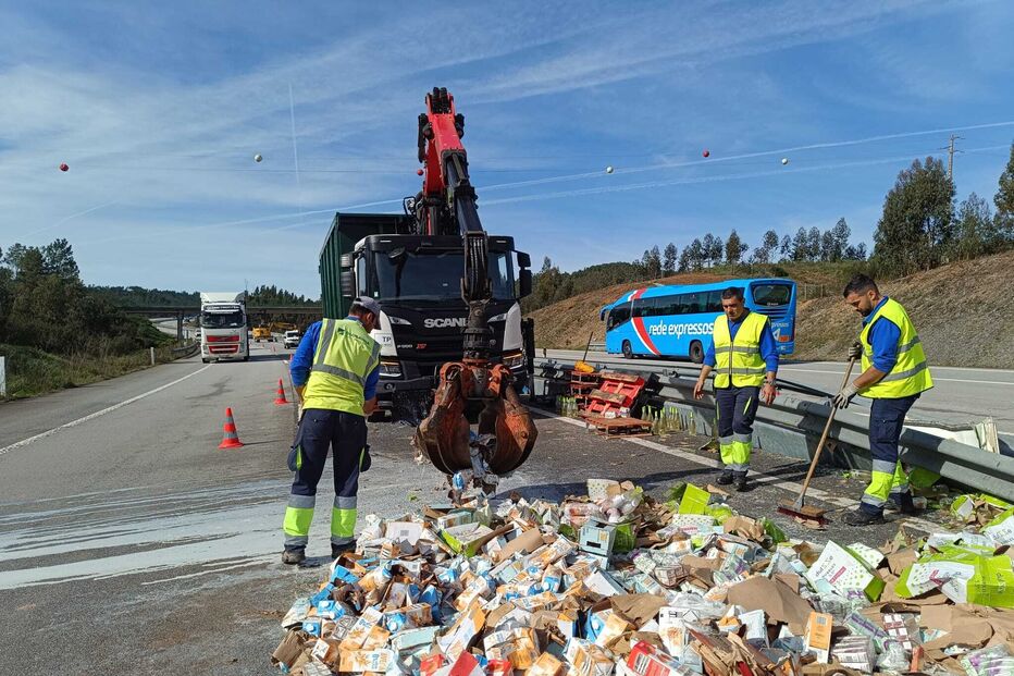 Trânsito sul-norte na A23 condicionado em Santarém por despiste de camião