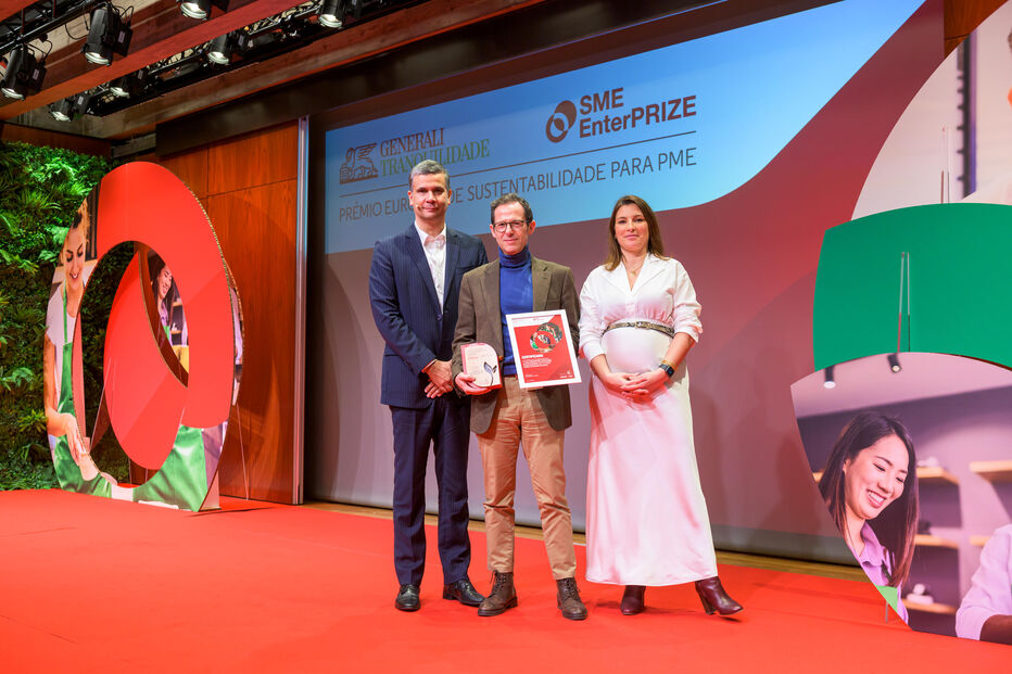 Nuno Matos, diretor-geral da Eco Oil, recebeu a outra menção honrosa no evento das mãos de Pedro Carvalho, CEO da Generali Tranquilidade, e de Joana Pina Pereira, CDO da Generali Tranquilidade