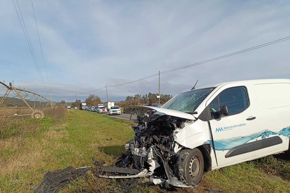 Um morto e três feridos em colisão entre carrinha e ambulância na EN2 em Abrantes. Bombeiro está em estado grave