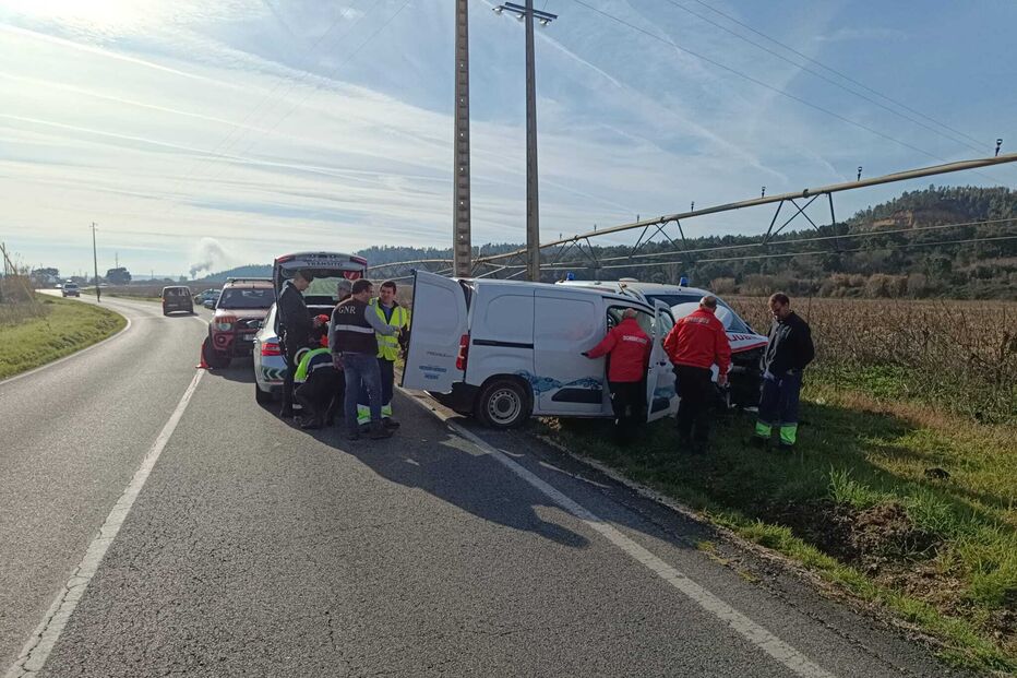 Um morto e três feridos em colisão entre carrinha e ambulância na EN2 em Abrantes. Bombeiro está em estado grave