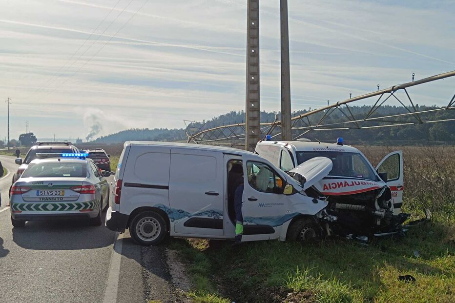 Um morto e três feridos em colisão entre carrinha e ambulância na EN2 em Abrantes. Bombeiro está em estado grave