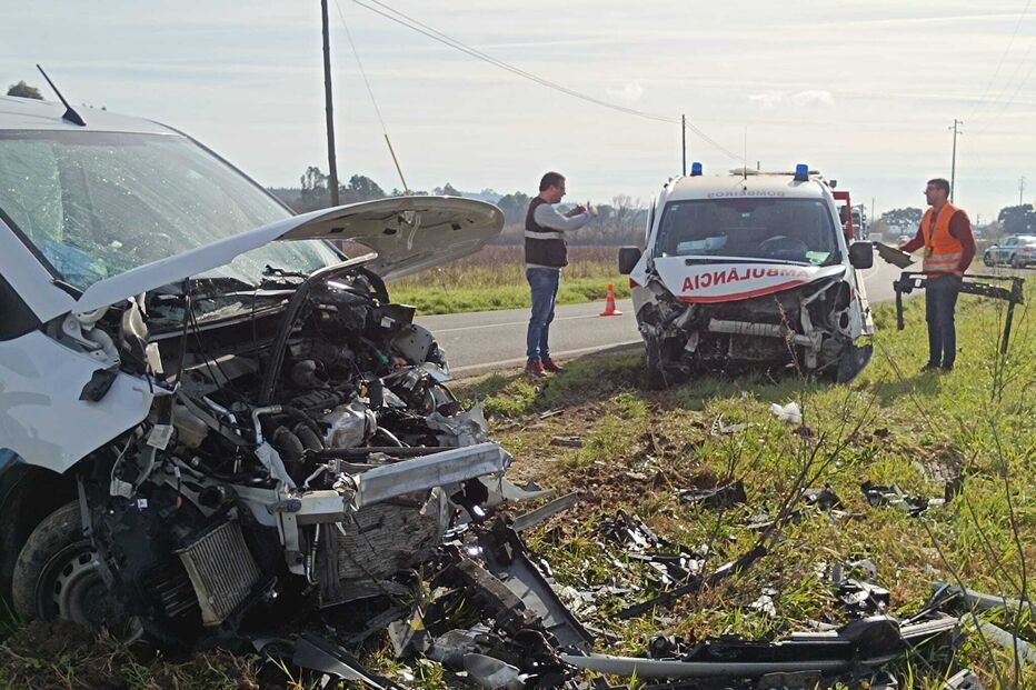 Um morto e três feridos em colisão entre carrinha e ambulância na EN2 em Abrantes. Bombeiro está em estado grave