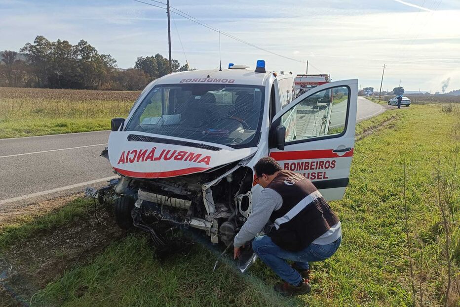 Um morto e três feridos em colisão entre carrinha e ambulância na EN2 em Abrantes. Bombeiro está em estado grave