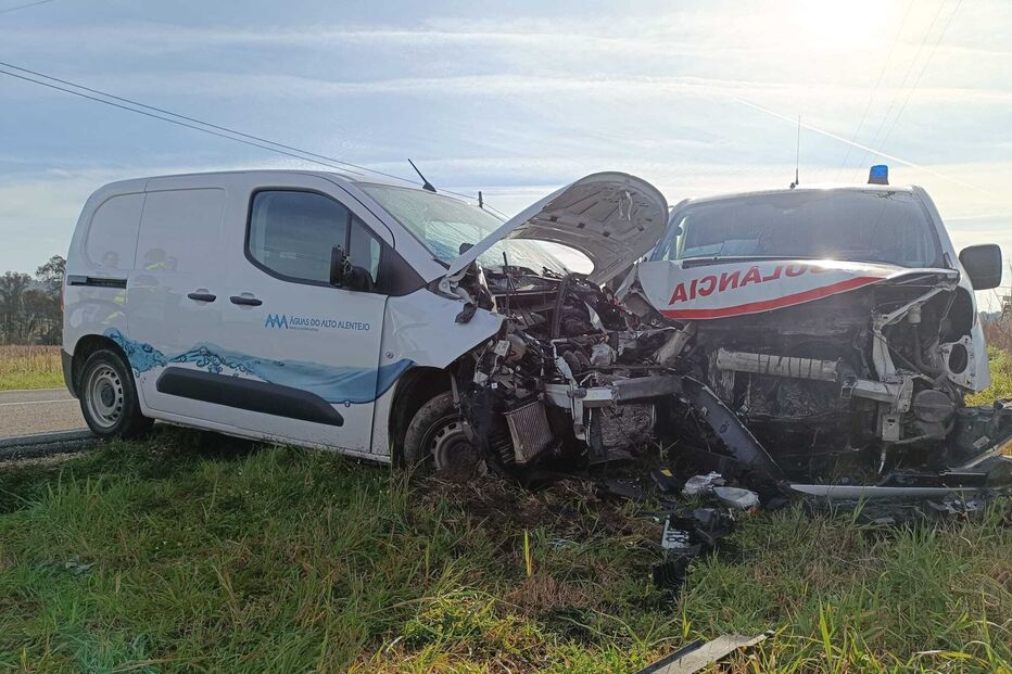 Um morto e três feridos em colisão entre carrinha e ambulância na EN2 em Abrantes. Bombeiro está em estado grave