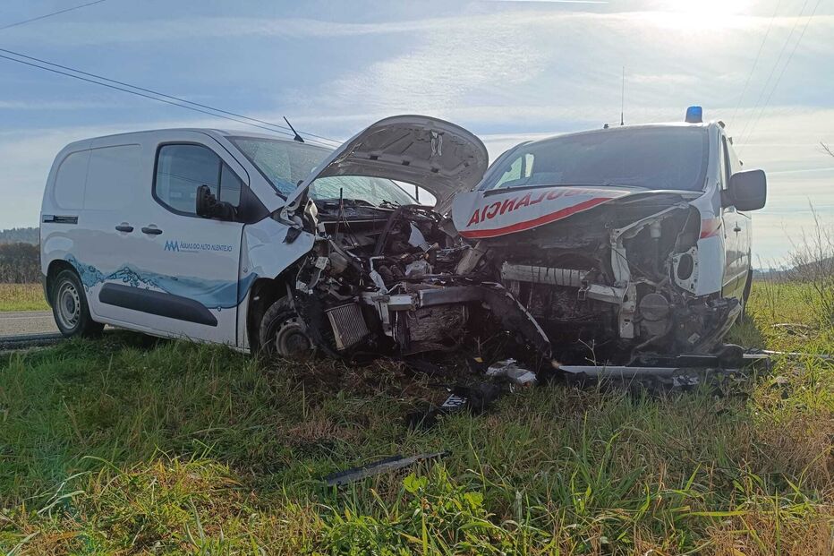 Um morto e três feridos em colisão entre carrinha e ambulância na EN2 em Abrantes. Bombeiro está em estado grave