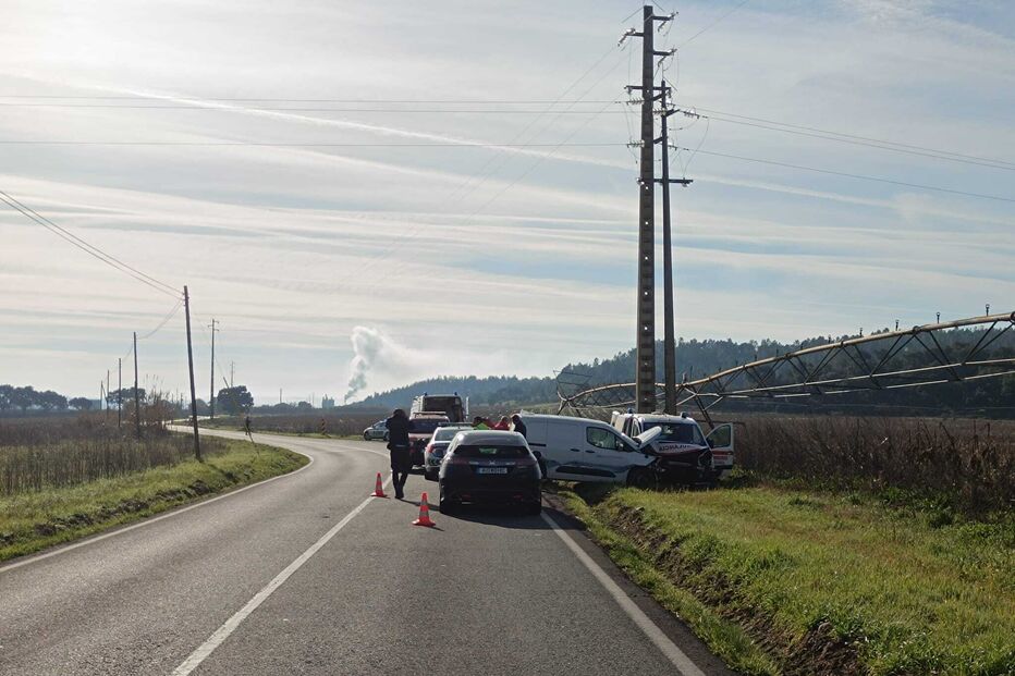 Um morto e três feridos em colisão entre carrinha e ambulância na EN2 em Abrantes. Bombeiro está em estado grave