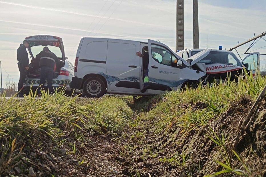 Um morto e três feridos em colisão entre carrinha e ambulância na EN2 em Abrantes. Bombeiro está em estado grave