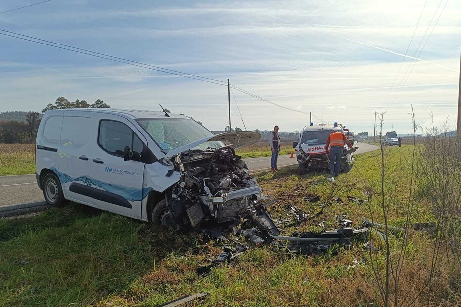 Um morto e três feridos em colisão entre carrinha e ambulância na EN2 em Abrantes. Bombeiro está em estado grave