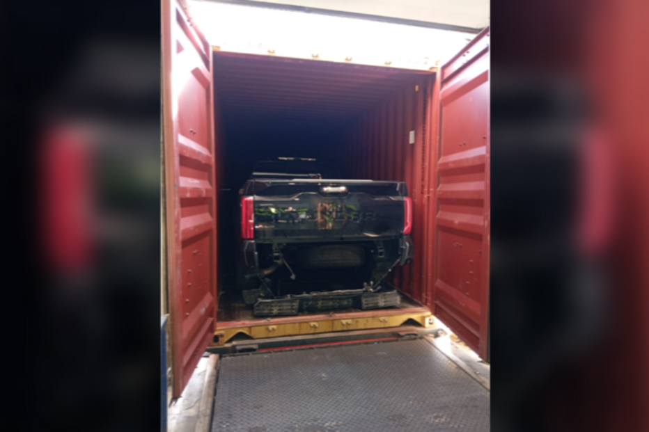 PJ apreende cinco carros de alta cilindrada no porto de Sines. Viaturas foram furtadas no Canadá