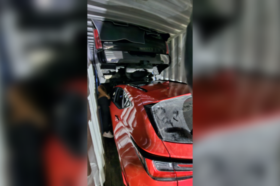 PJ apreende cinco carros de alta cilindrada no porto de Sines. Viaturas foram furtadas no Canadá