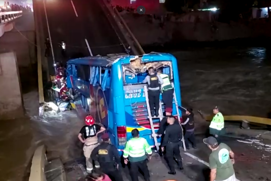 Colapso de ponte durante passagem de autocarro no Peru