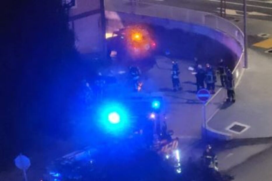 Carro consumido pelas chamas em Coimbra