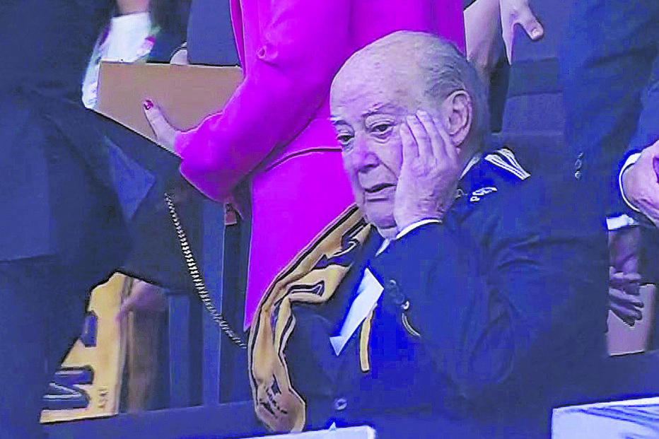 Emocionado, na tribuna do Jamor, ao vencer o último troféu: a Taça de Portugal, frente ao Sporting (2-1)