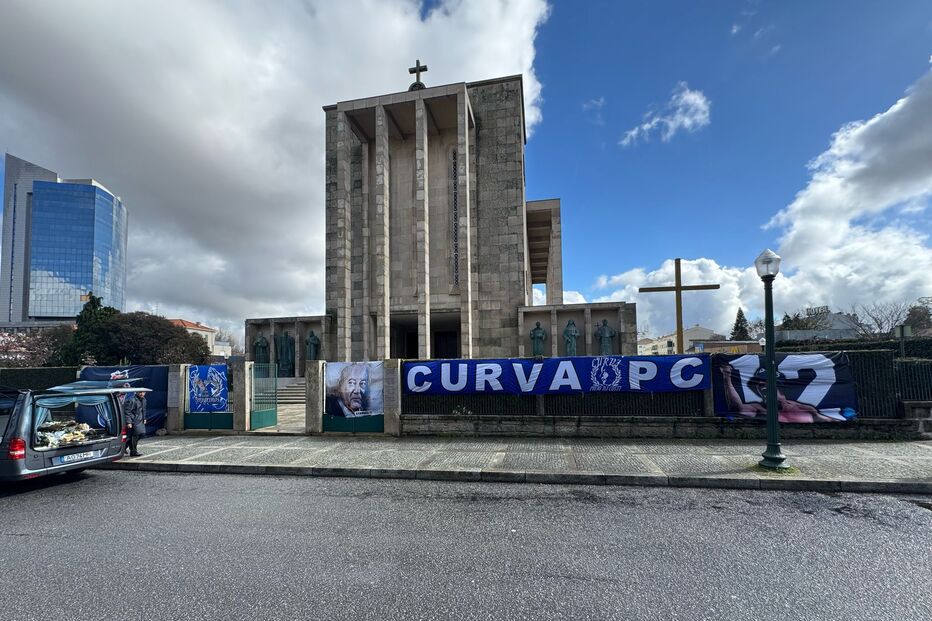 Claque Super Dragões colocou tarjas de Homenagem a Jorge Nuno Pinto da Costa
