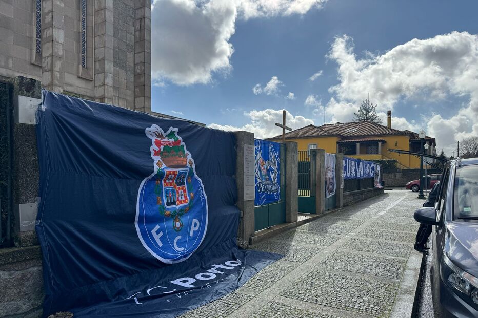 Claque Super Dragões colocou tarjas de Homenagem a Jorge Nuno Pinto da Costa