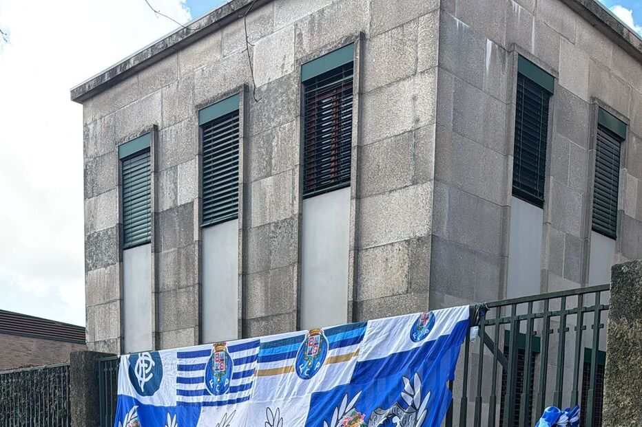 Claque Super Dragões colocou tarjas de Homenagem a Jorge Nuno Pinto da Costa