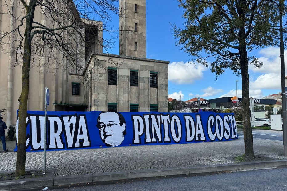 Claque Super Dragões colocou tarjas de Homenagem a Jorge Nuno Pinto da Costa