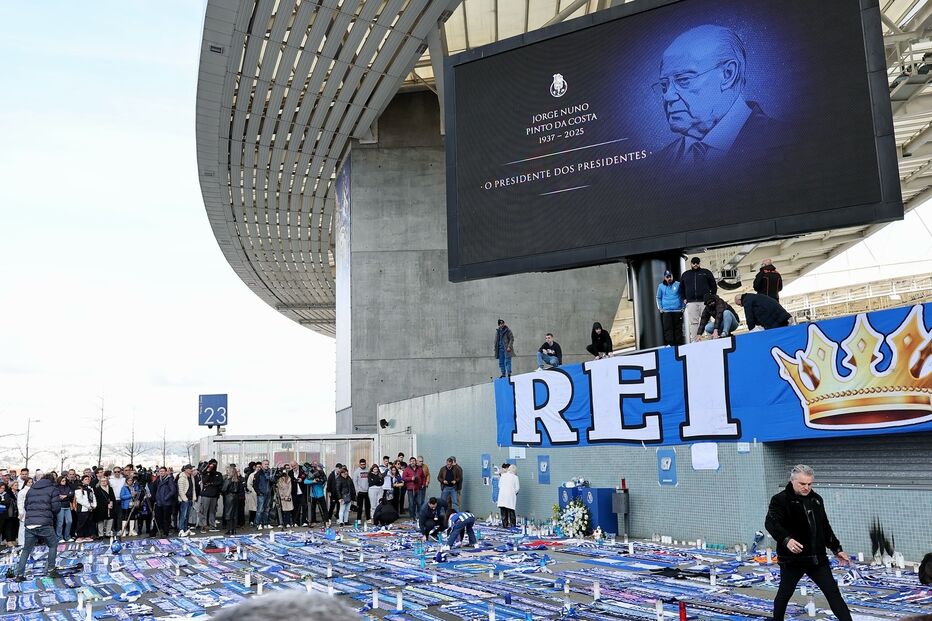 Adeptos homenageiam Pinto da Costa no Estádio do Dragão